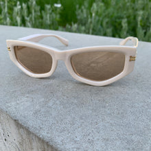 Laden Sie das Bild in den Galerie-Viewer, Electa Off-White Sunglasses